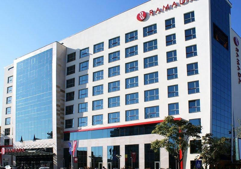 Hotel Ramada Piteşti Extérieur photo